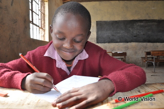 チャイルド・スポンサーシップの支援を受けて学校で学ぶ子ども（ケニア）