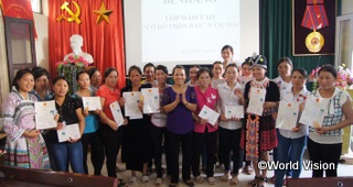 外務省の日本NGO連携無償資金による支援で誕生した村落出産介助者（ベトナム）