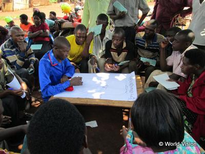 災害発生に備えるために集まって話すコミュニティの人々(ウガンダ)