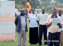 母子保健に関する市民からの署名を県議会に提出するWVスタッフ（ウガンダ）