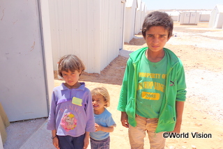 難民キャンプで暮らすシリア人兄妹。母親によると、シリアにはまだ家族が残っているという（ヨルダン）