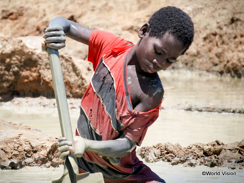 採掘場で泥まみれになりながらわずかな金を探すヨハネ君（モザンビーク）