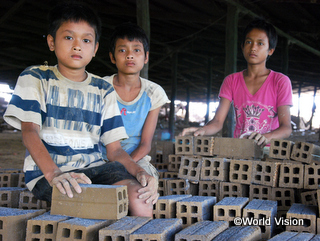 山から土の塊を切り出し、埃が舞う工場で一日中レンガを作るサライ君（左）。「最悪の形態の児童労働」の一例（カンボジア）