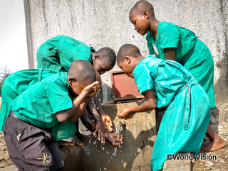 学校で手洗いについて学び実践する子どもたち