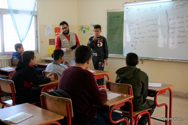 補習授業を受けるシリア難民の子どもたち