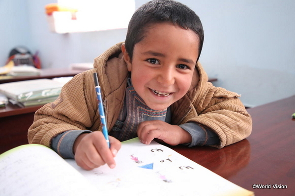 笑顔で勉強する難民の子ども