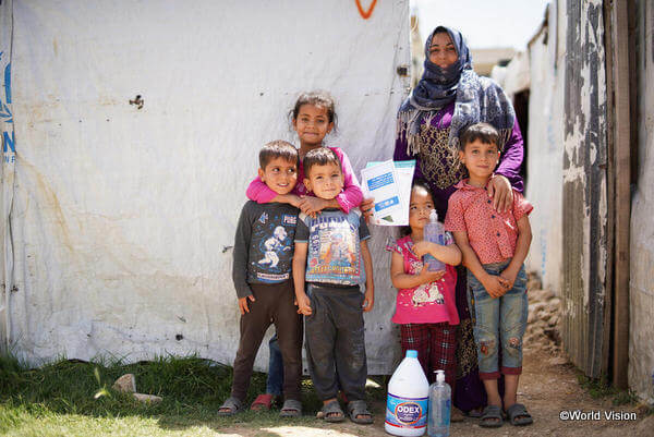漂白剤をはじめとする衛生用品の支援を受けたシリア難民の人々