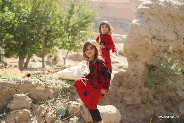 国内にとどまるアフガニスタン国内避難民の子どもたち