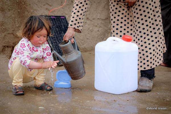 ワールド・ビジョンから提供された衛生キットを使い手を洗う少女