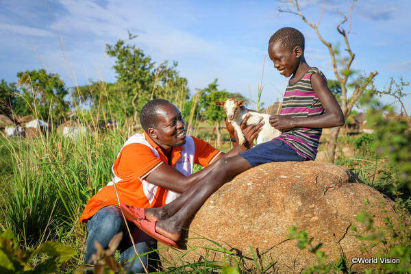 南スーダン難民の少年とワールド・ビジョンのスタッフ