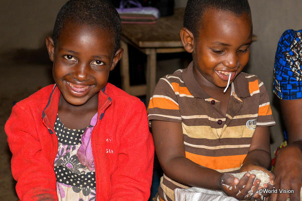 食糧の配給に喜びを見せるコンゴ難民の子どもたち