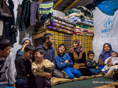 難民としてレバノンへ逃れてきたクルド人の家族