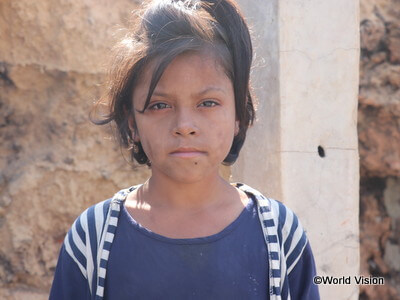 バングラデシュにある世界最大の難民キャンプで発生した火災の被害を受けた女の子