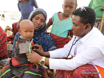 エチオピアで子どもの健康状態を確認する様子。皆さんのご支援によってこのような活動を展開することができます