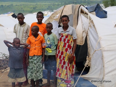 テントの前に立つ難民の家族