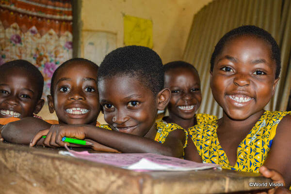 ガーナの学校に通う子どもたち