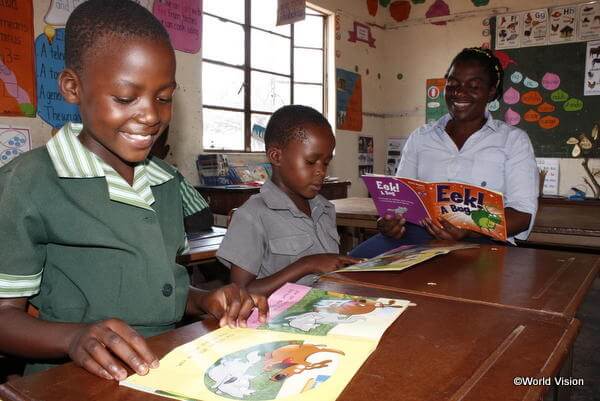 教育支援の一環として寄贈された本を読むジンバブエの子どもたち