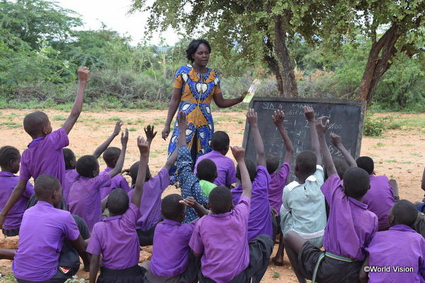 木の下で学ぶケニアの子どもたち