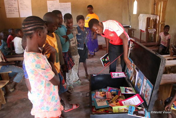 読書キャンプに興味津々なザンビアの子どもたち