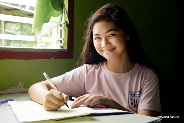 勉強に励むフィリピンの少女
