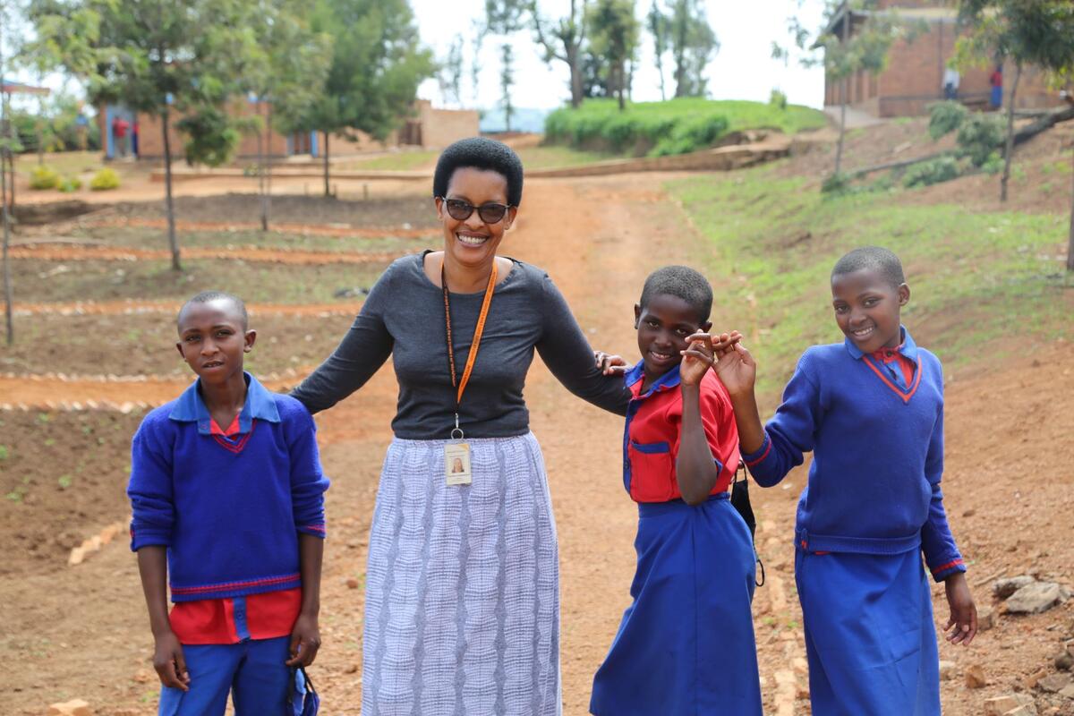 ルワンダの子どもたちとワールド・ビジョンのスタッフ