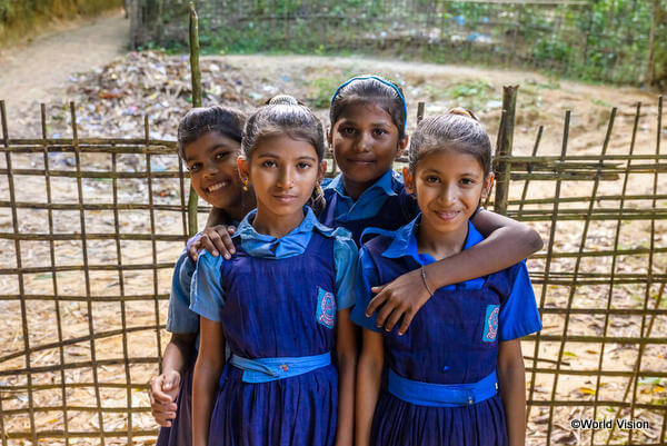 バングラデシュの学校に通う少女たち