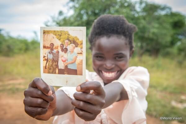 ザンビアに住むラブネスちゃんの宝物は、チャイルド・スポンサーの写真です
