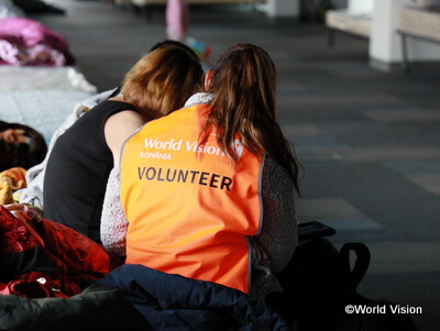 難民の人々に寄り添うボランティアスタッフ