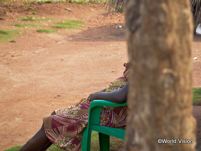15歳という若さで妊娠を経験したウガンダの女の子