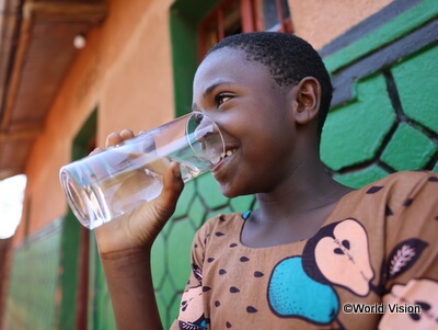 安全な水を飲むルワンダの女の子