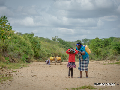 水を汲みに外へ出かけるケニアの人々