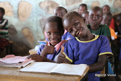 ケニアの学校に通う子どもたち
