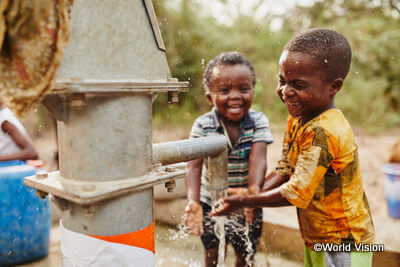 安全な水に喜ぶガーナの子どもたち