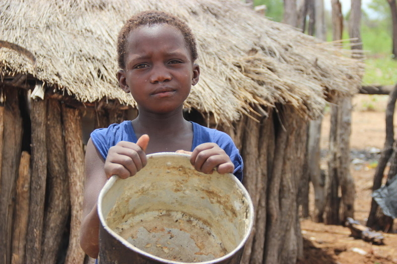 食糧不足に苦しむアフリカの子ども