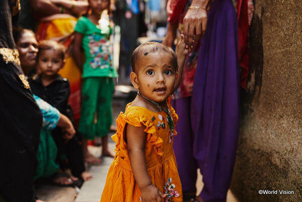 貧困率の高いインドで暮らす少女