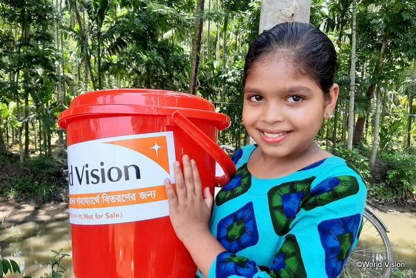 ワールド・ビジョンが取り組みの一環として提供したバケツを持つバングラデシュの少女