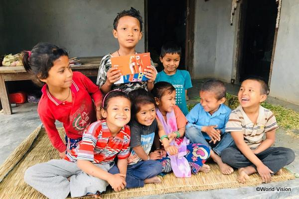 愛くるしい表情を見せるネパールで暮らす子どもたち
