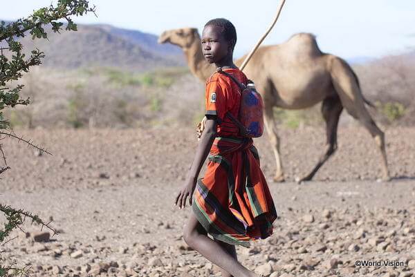 ケニアの干ばつ地域に暮らす少女