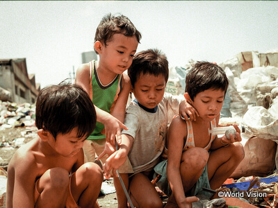 ゴミを拾い集めるフィリピンの子どもたち