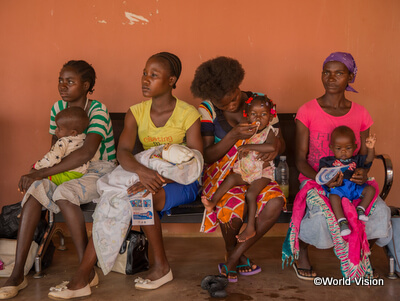 アンゴラにて、子どもの体重、身長、上腕周囲径の測定などの検診を待つ母親たち