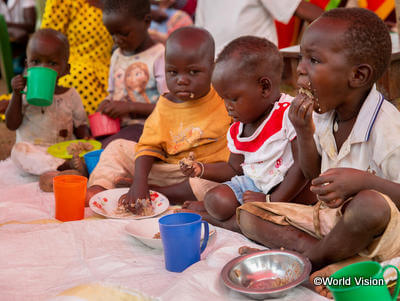 チャイルド・スポンサーシップを通して支援を受けるウガンダの子どもたち。保護者にむけて栄養ある食事の作り方の研修も実施しています