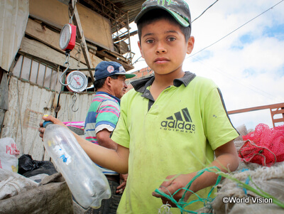 1日12時間働くコロンビアの男の子。多くの子どもたちは低賃金の仕事に従事させられている