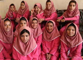 アフガニスタンの寒さの中を過ごす子どもたちに編み物が届けられます