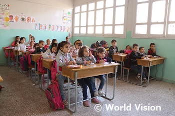 修復後の校舎で学ぶシリアの子どもたち