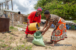 生計向上プログラムに参加し育てた樹木を木炭に加工し販売するケニアの女性たち