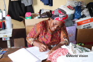 裁縫技術の職業訓練を受け、裁縫で生計を立てるエスワティニの女性