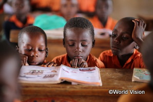 チャイルド・スポンサーシップにより給食プログラムを導入したケニアの学校で学ぶ子ども