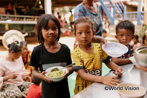 チャイルド・スポンサーシップの支援で提供される栄養価の高い食事を食べるカンボジアの子どもたち
