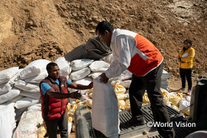 ネパールで地震の被害を受けた世帯に緊急支援物資を運ぶワールド・ビョンのスタッフ