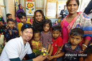 バングラディシュの支援事業地で子どもの声に耳を傾けるワールド・ビジョン・ジャパンのスタッフ